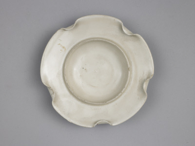 图片[2]-Ding kiln white glaze lotus leaf type cup holder-China Archive